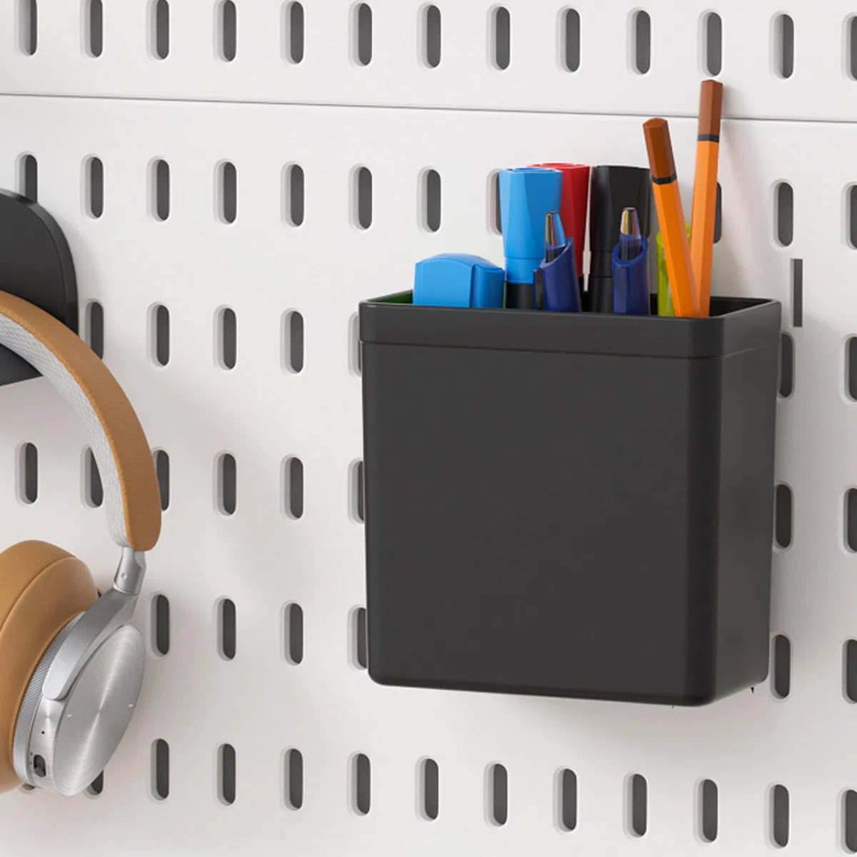 Componentes organizadores modulares de tablero perforado, diseño de tablero de almacenamiento con ranura negra para configuración de escritorio y almacenamiento de artículos pequeños en la pared, de